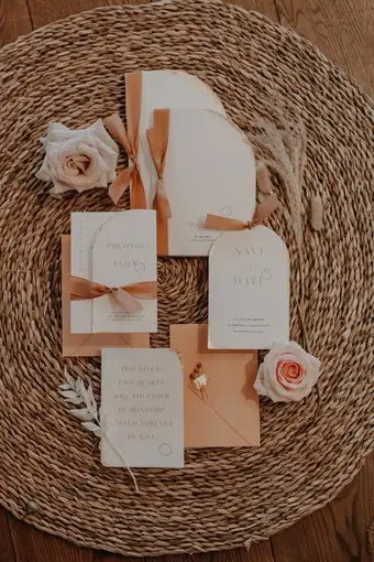 Elegante apricot und rosefarbende Hochzeitspapeterie von Pretty Paper.