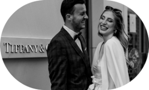 Schwarzweiss Bild von einem Brautpaar vor dem Tiffany Store in Frankfurt am Main
