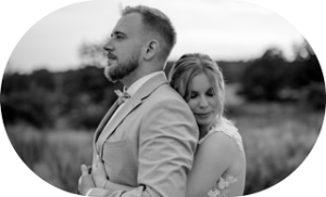 Schwarzweiss Bild von einem innigen Hochzeitsmoment zwischen einem verliebten Brautpaar bei ihrem After Wedding