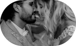 Schwarzweiss Bild von einem innigen Hochzeitsmoment zwischen einem verliebten Brautpaar