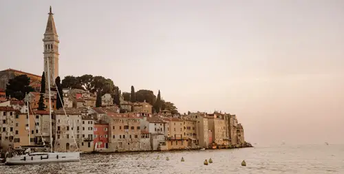 Sonnenuntergang an der Küste der Hafenstadt Rovinj auf der Halbinsel Istrien in Kroatien – traumhafte Kulisse für Destination Weddings